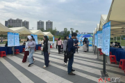 南昌经开区中央公园举办招聘会，别样求职体验吸引三百余人参与