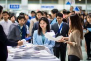 绍兴举办千企万岗大学生招聘会：规模创新高，岗位超万个，人社部门严把关