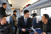 合肥客运段联合人社局在列车上为返乡游子办招聘会