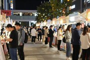 商场夜市里办招聘会，晚上逛街也能找工作