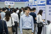 省会招聘会现场：年轻人求职碰壁，压力与委屈交织