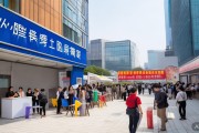烟水亭广场招聘会火热进行中：200余岗位等你来，求职者络绎不绝