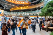 7月25日晚荆州市举行夜市招聘会，岗位丰富人气火爆