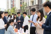 保租房楼下招聘会：应届生下楼就能找工作，租金也省了