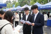 2026西安秋季招聘会冒雨举行，求职者热情不减