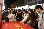 黑龙江大学夜市招聘会 边逛边找工作真轻松