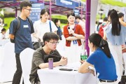 2025 届毕业生规模达 1222 万，重庆招聘会现大学生应聘情况