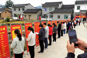 赣州招聘会开进乡镇社区，为返乡人员提供家门口就业服务