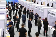 内蒙古国企专场招聘会岗位多 上万求职者现场挑好工作