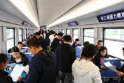 福州列车招聘会火热进行，寻工地图助力精准就业