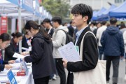 2026成都秋季大型招聘会现场直击 万名求职者挤爆西博城