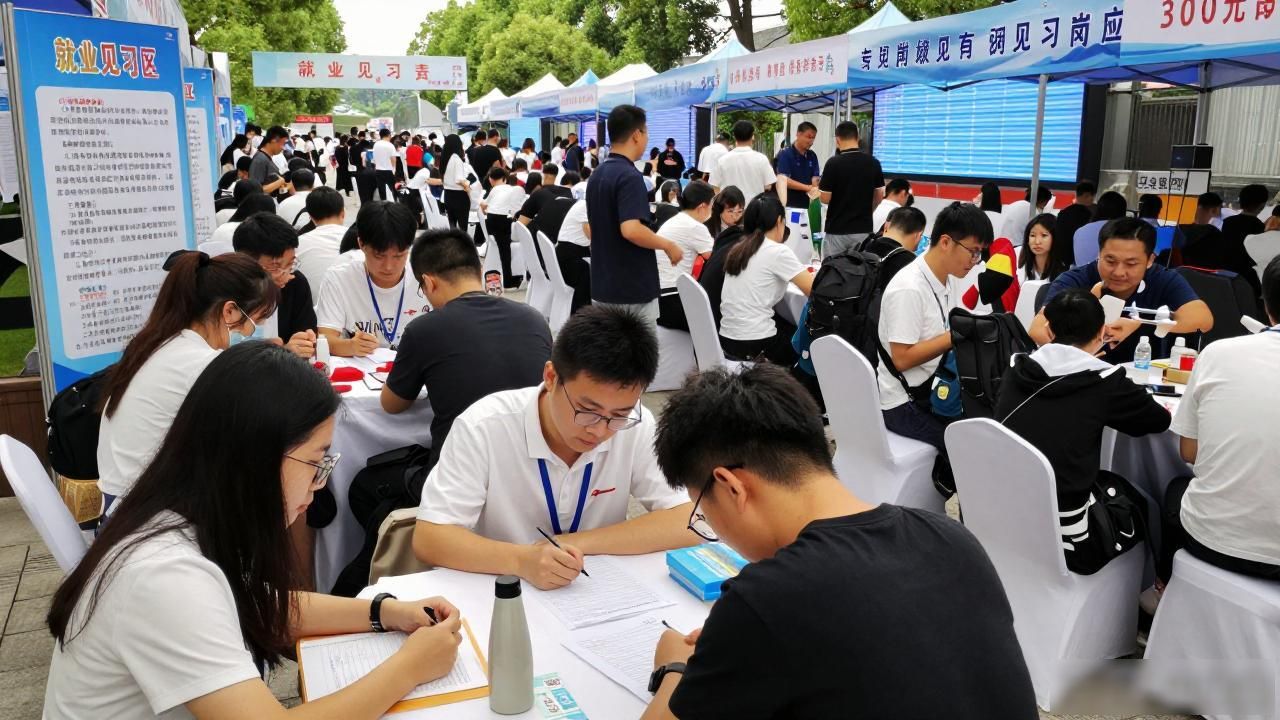 招聘会_扬州职业技术大学招聘会_扬州夏季大学生招聘会