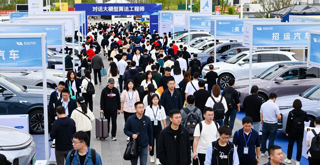招聘会现场求职者体验新职业_北京春季大型招聘会_招聘会