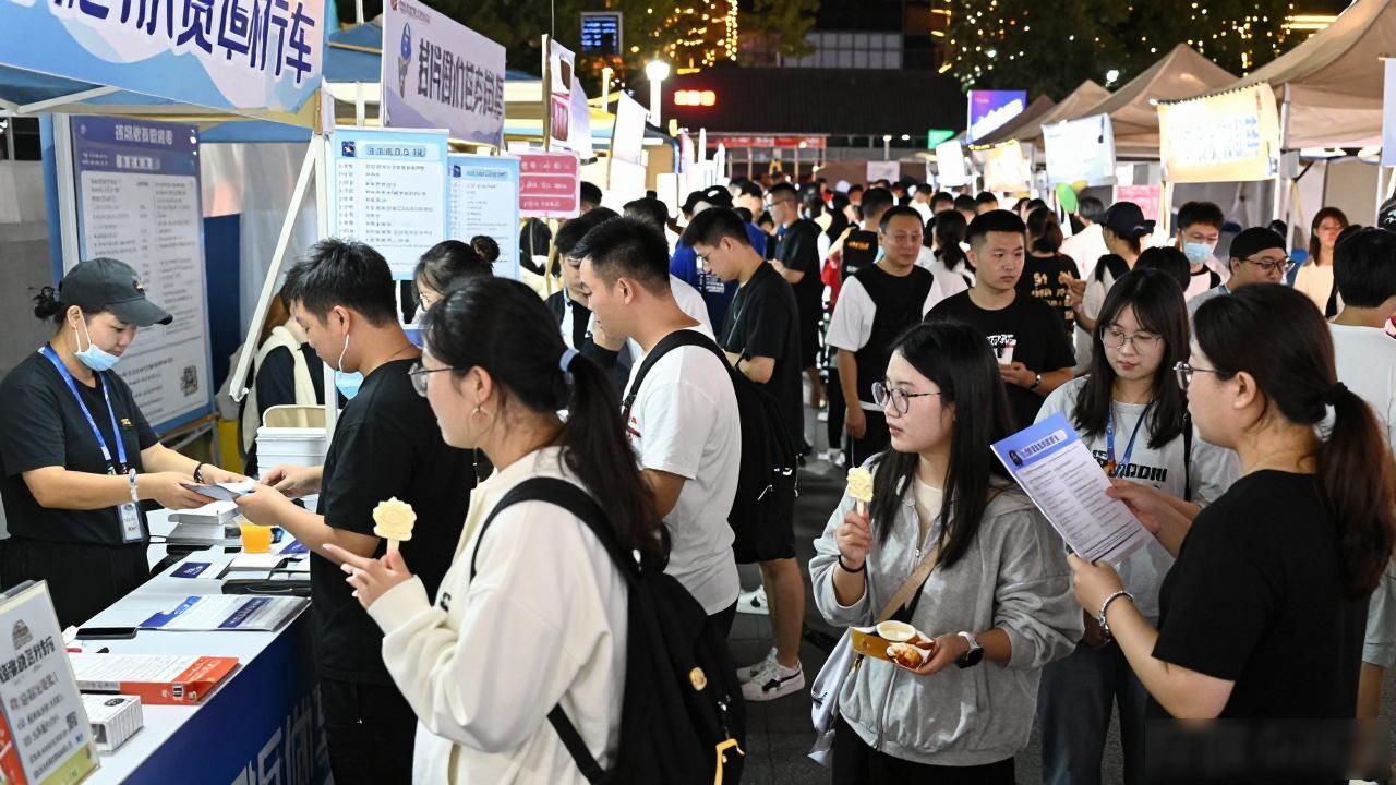 招聘会_AI就业服务区_郑州航空港区人才夜市